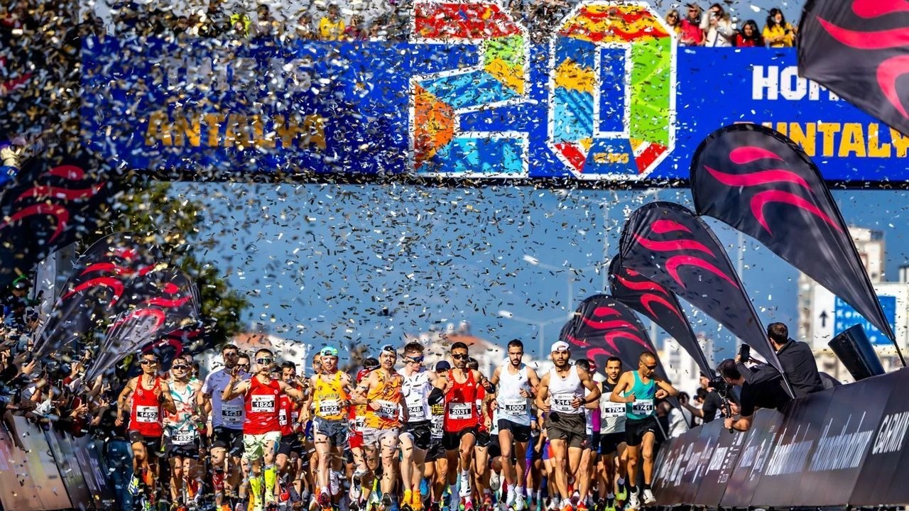 Runners at the Runtalya start line